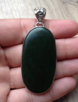 Zilveren hanger met grote ovale groene Jade